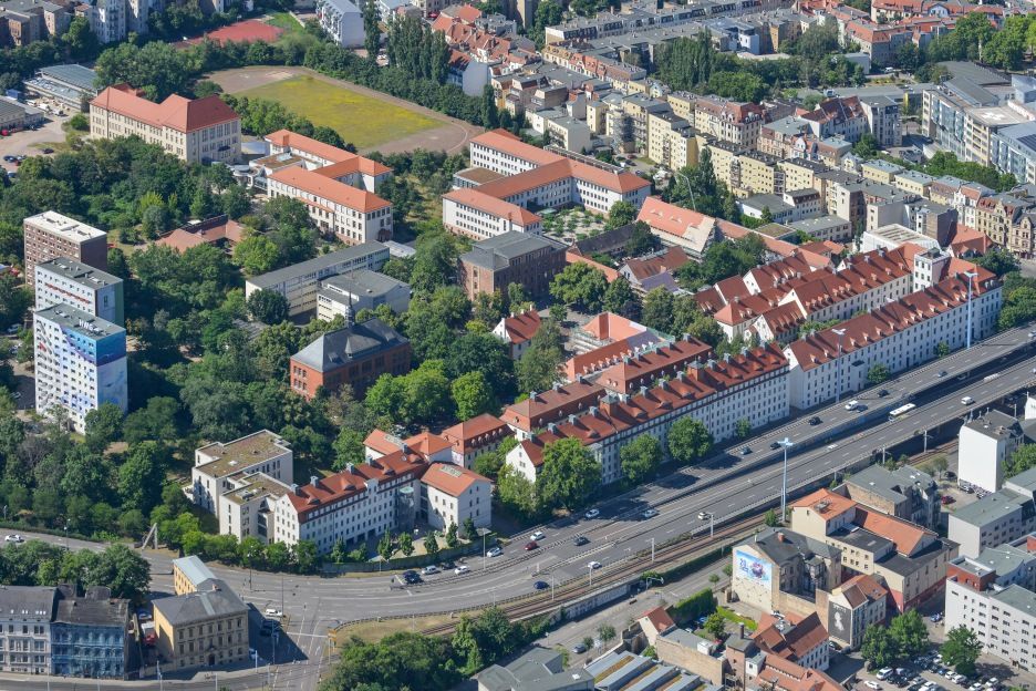 Vogelperspektive der Franckeschen Stiftungen von Osten entlang des historischen Lindenhofs bis hin zum Sportplatz der Latina.
