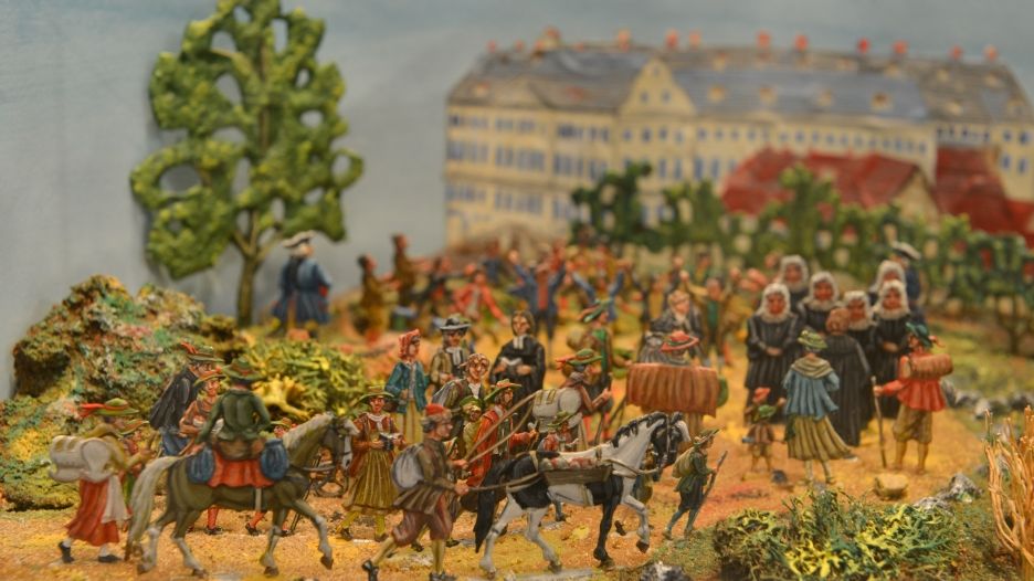 Dreidimensionales, farbiges Diorama im Waisenhauskabinett der Franckeschen Stiftungen: Darstellung der Ankunft der Salzburger Exulanten im Jahr 1732 mit Reitern, Gepäck und einer Willkommensszene vor dem historischen Waisenhaus.