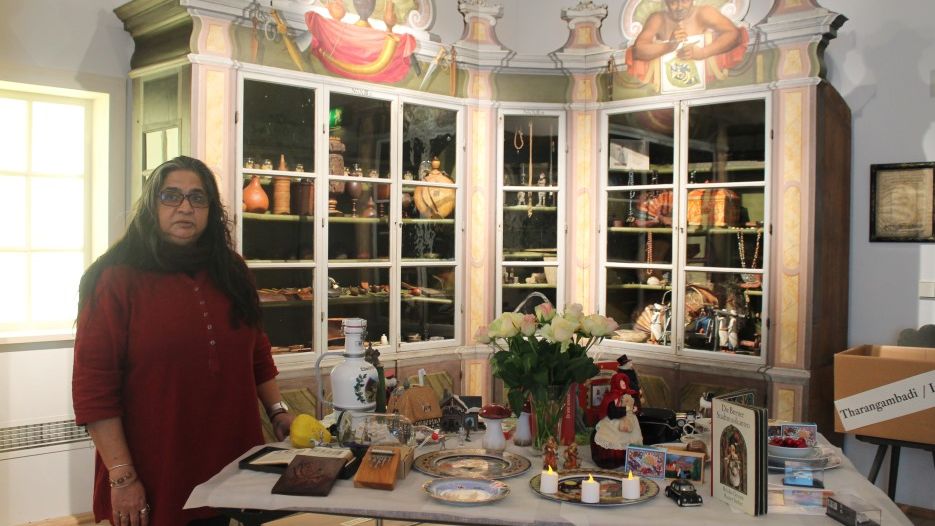 Asma Menon ist eine Künstlerin aus Südindien, die in der Wunderkammer in Halle ihre Objekte für den Deutschlandschrank in Tharangambadi zeigt. 