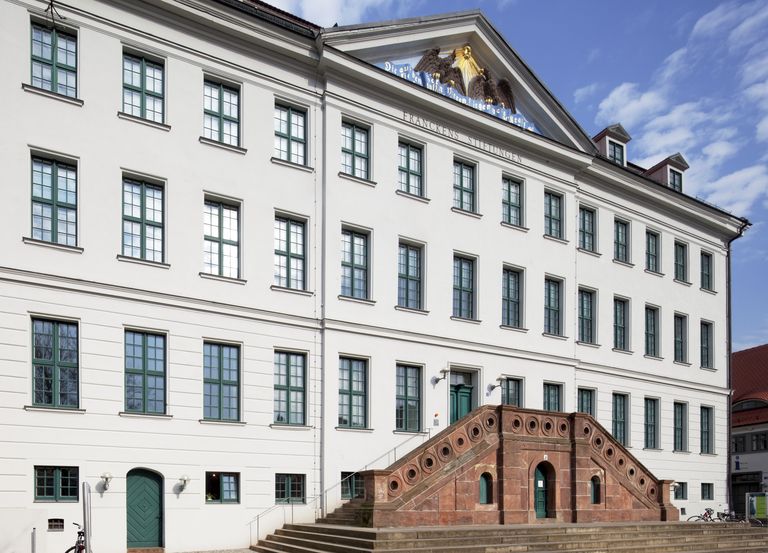 The three-storey, regularly structured façade of the Historic Orphanage, with 36 windows, a grand staircase, and a tympanum, is reminiscent of a city palace.