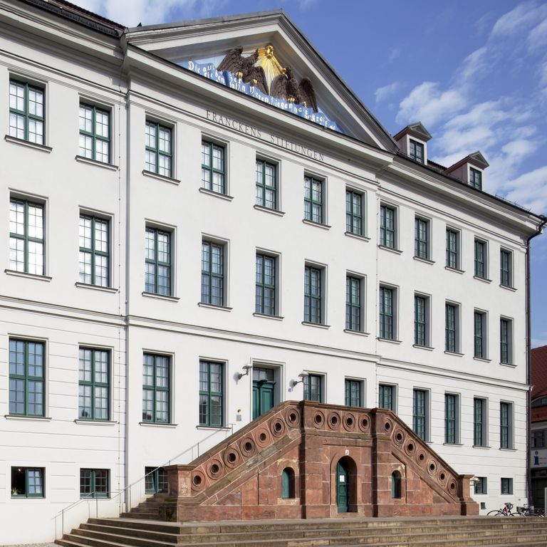 Ansicht der Fassade des Historischen Waisenhauses von Norden. Die dreigeschossige und regelmäßig gegliederte Fassade des Historischen Waisenhauses mit 36 Fenstern, einer Freitreppe und dem Tympanon erinnert an ein Stadtpalais.