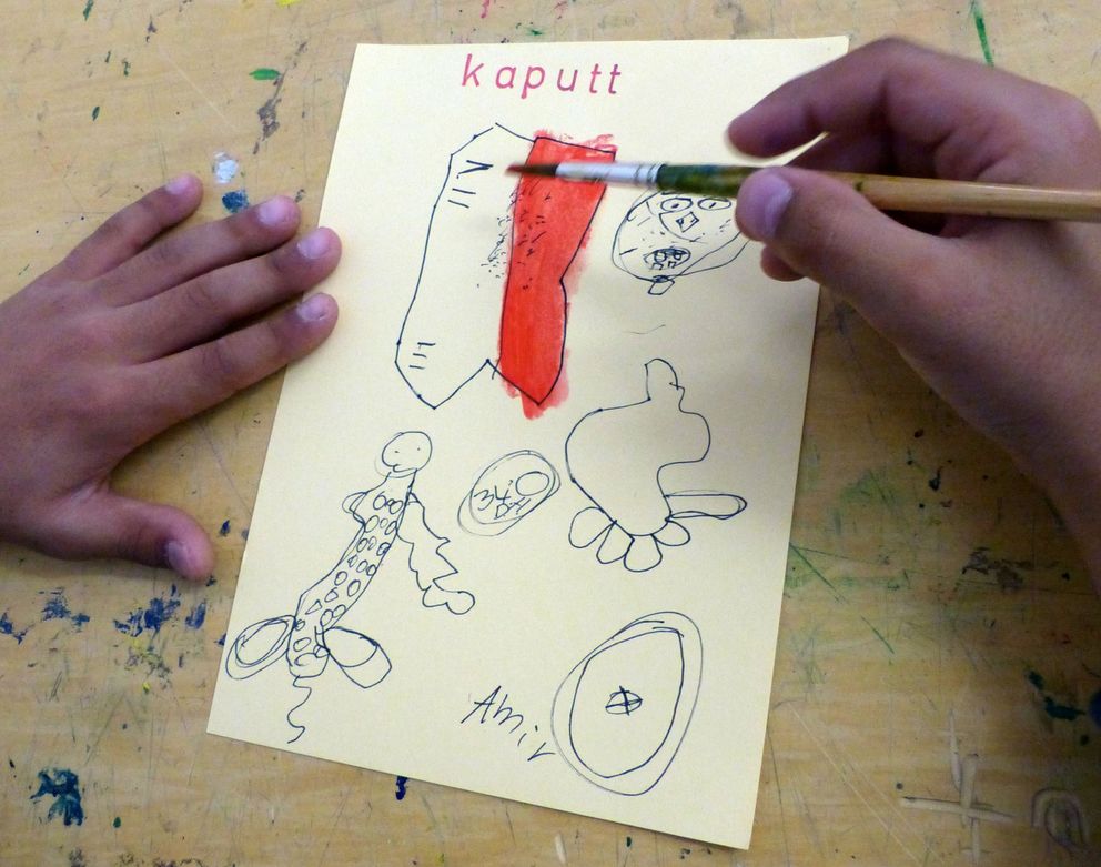 Kinderhände malen mit Pinseln verschiedene Formen und Motive, die sich kreativ mit dem Überbegriff „kaputt“ auseinandersetzen.