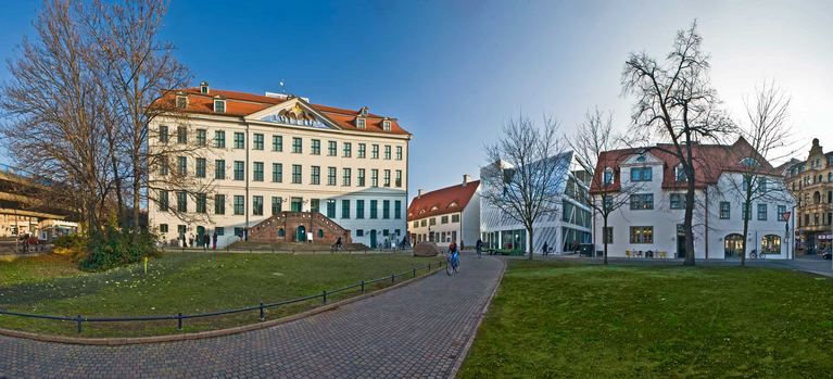 Ansicht des Eingangsbereiches in die Franckeschen Stiftungen mit dem Waisenhaus, dem Francke-Wohnhaus und der Buchhandlung des Waisenhauses. 