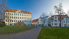 Ansicht des Eingangsbereiches in die Franckeschen Stiftungen mit dem Waisenhaus, dem Francke-Wohnhaus und der Buchhandlung des Waisenhauses. 