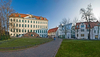 Ansicht des Eingangsbereiches in die Franckeschen Stiftungen mit dem Waisenhaus, dem Francke-Wohnhaus und der Buchhandlung des Waisenhauses. 