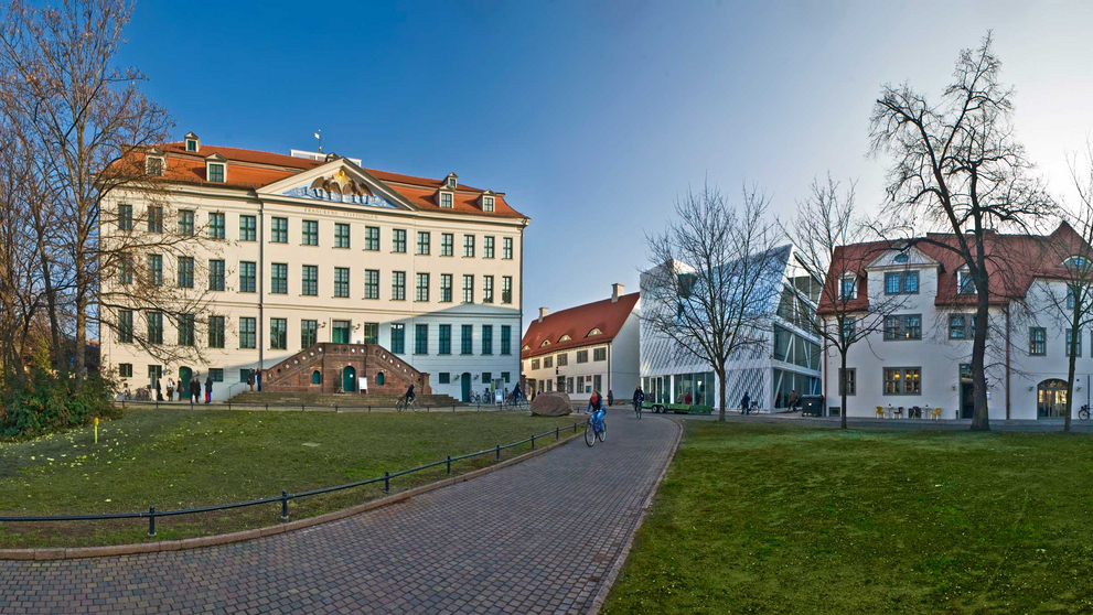 Ansicht des Eingangsbereiches in die Franckeschen Stiftungen mit dem Waisenhaus, dem Francke-Wohnhaus und der Buchhandlung des Waisenhauses. 