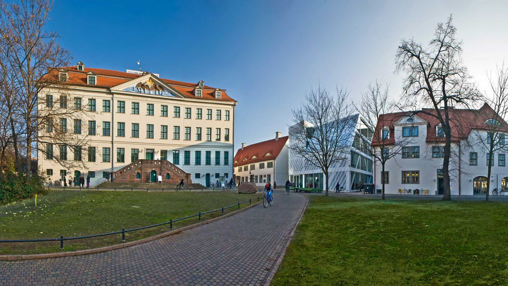 Ansicht des Eingangsbereiches in die Franckeschen Stiftungen mit dem Waisenhaus, dem Francke-Wohnhaus und der Buchhandlung des Waisenhauses. 