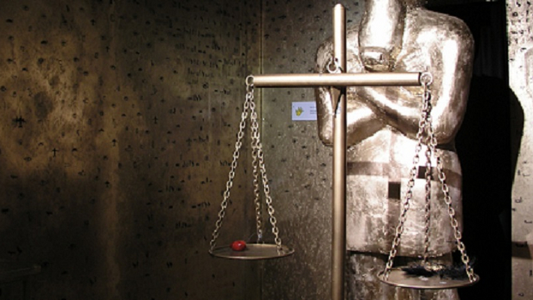 Zwei Waagschalen in der Ausstellung Erzähl mir was vom Tod
