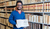Earnest Philip Joshua, Bundesfreiwilliger im Programm weltwärts, zeigt in der Kulissenbibliothek der Franckeschen Stiftungen die Biblia Damulica, die vor 200 Jahren in Tharangambadi gedruckt wurde. 