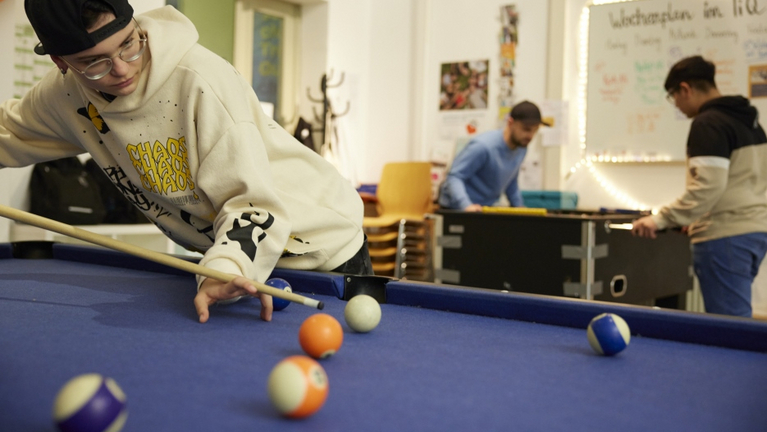 Kicker und Billardtisch werden von den Jugendlichen im TiQ nachmittags im Handumdrehen besetzt.