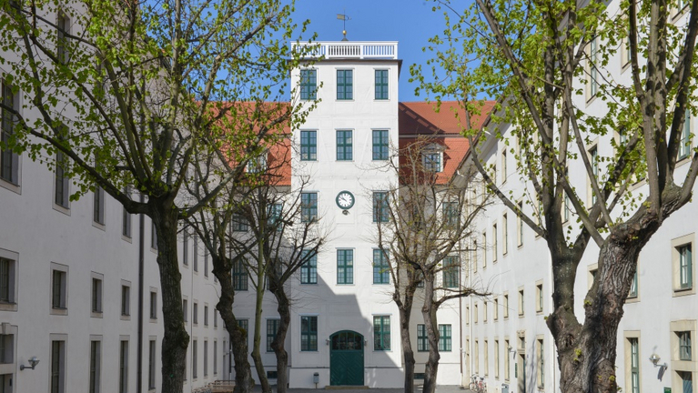 Das Foto der Rückseite des Waisenhauses entstand im Frühjahr, wenn das Grün der Linden noch nicht den Blick auf die weißen Gebäude verdeckt. 