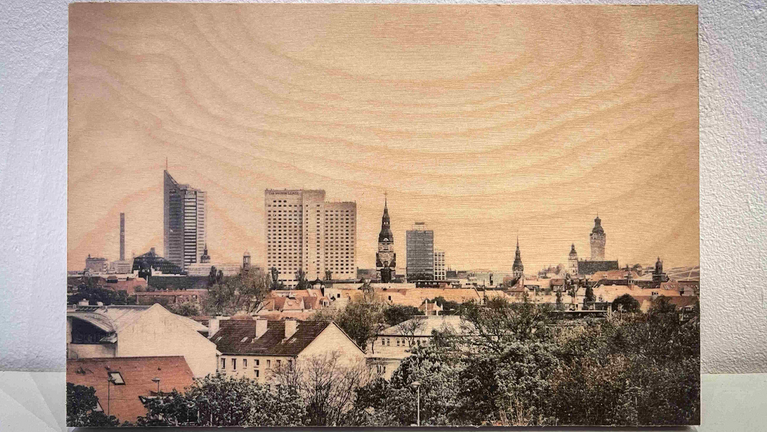 Holzplatte mit einer Stadtansicht von Leipzig