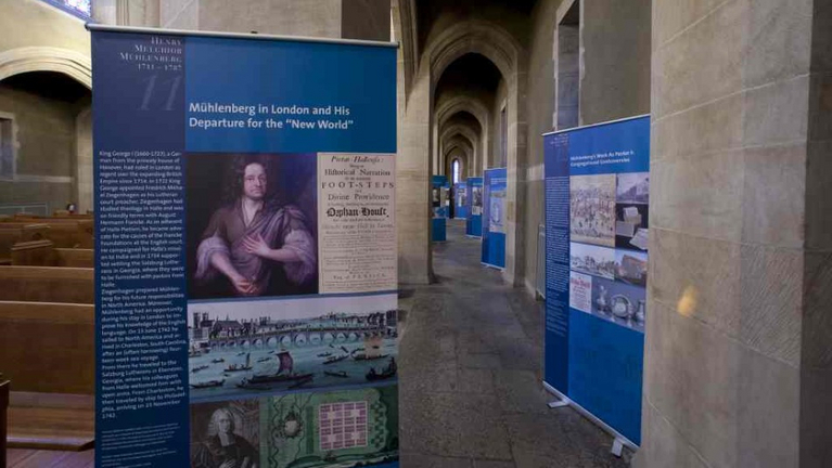 Die Tafeln der Wanderausstellung sind in einer Kirche in den USA zu sehen. 