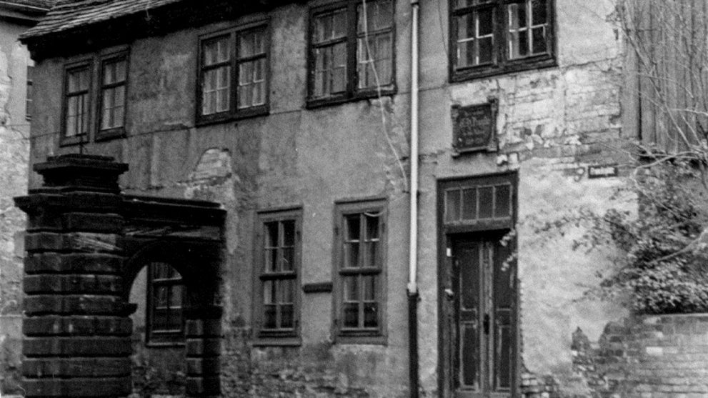 Photo of the Francke's Home in the 1990s, crooked and with flaked plaster 