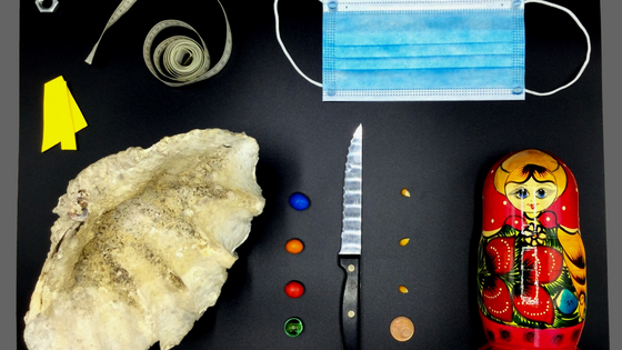 Maßband, Muschel, Matrjoschka, Knöpfe, ein 5-Cent-Stück, Messer: nach welchem Kriterium wurde hier gesammelt?