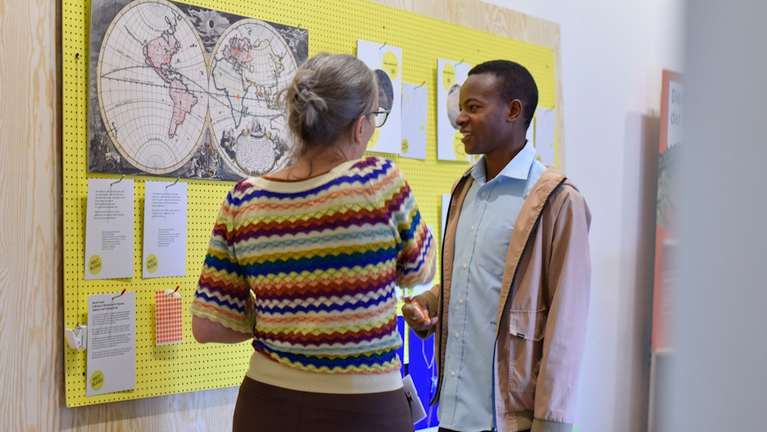 International participants of the workshop on the exhibition »World Perspectives« are discussing the materials from the cabinet of curiosities.