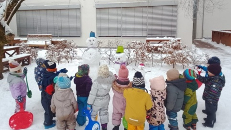 Kinder spielen im Schnee