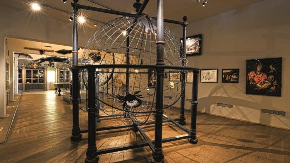 The whole universe at a glance. The world model in the Cabinet of Artefacts and Natural Curiosities.