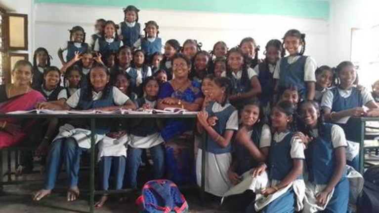 Group photo with artist: Christine Bergmann with a girl school class