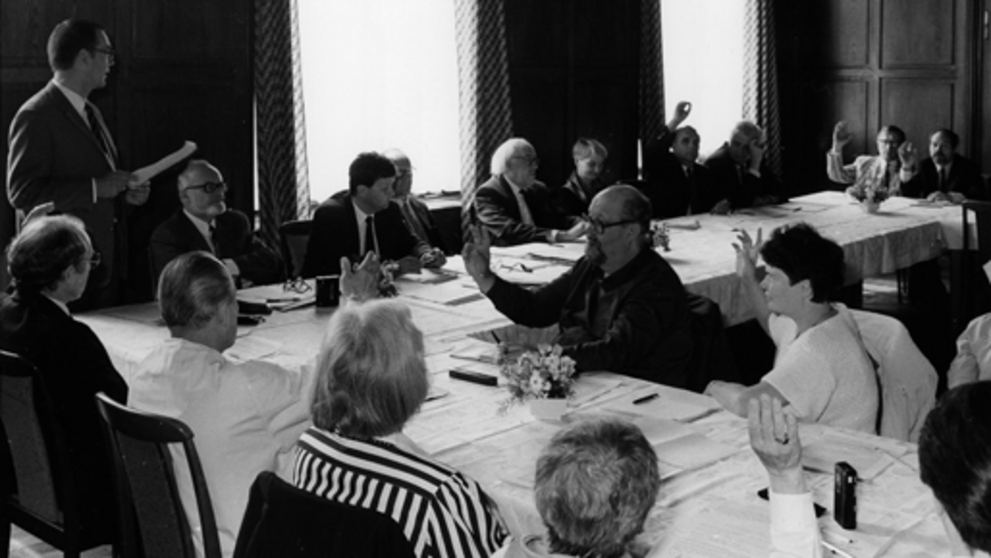 Die Gründungsmitglieder des Freundeskreises der Franckeschen Stiftungen sitzen am Tisch und stimmen einstimmig über die Satzung ab. 