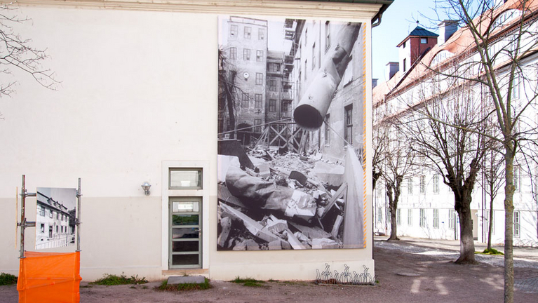 A huge banner with the view of the Lindenhof as a large construction site (around 1990) at the Economy building.