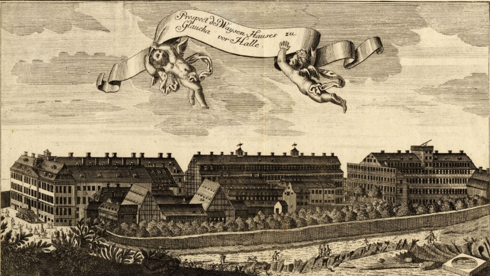 Ein historischer Stich von Gottfried August Gründler zeigt die Gesamtansicht der Franckeschen Stiftungen. Zwei Engel fliegen darüber und tragen das Spruchband »Prospect des Waysen-Hauses zu Glaucha vor Halle«.