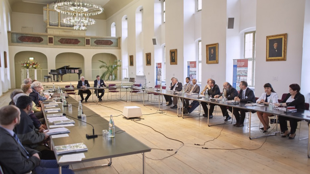 Teilnehmer eines international besetzten Gesprächs am runden Tisch im Freylinghausen-Saal