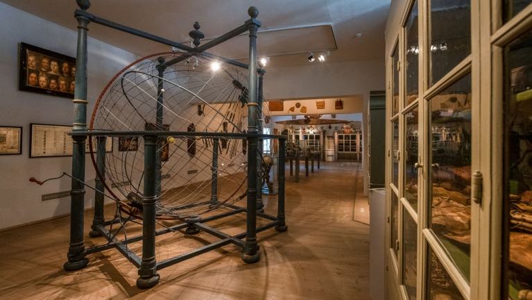 Blick in die Kunst- und Naturalienkammer mit dem Weltenmodell und den historischen Sammlungsschränken.
