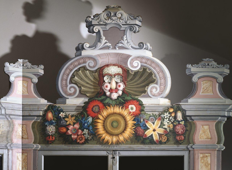 Die Bekrönungsmalerei des Pflanzenschranks in der Wunderkammer