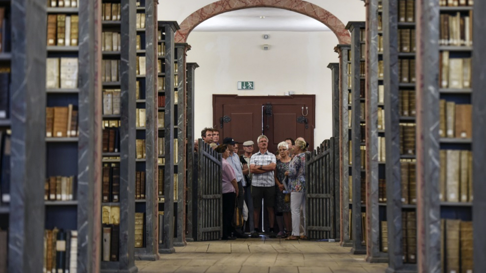 Visitors of the library in front of the open gate of the Kulissenmagazin. 