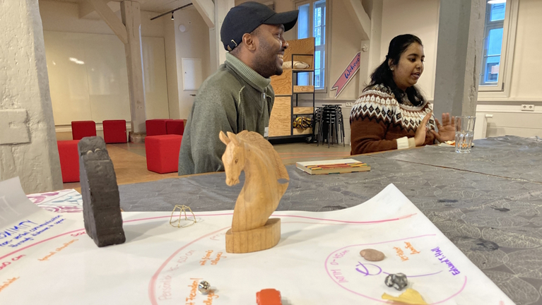 Teilnehmer des Workshops »Weltblicke« aus Tansania und Indien tauschen sich über ihre Beziehung zu Objekten aus und wie sie mit Objekten kommunizieren. 