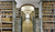 Blick in die Kulissenbibliothek mit den Bücherschränken