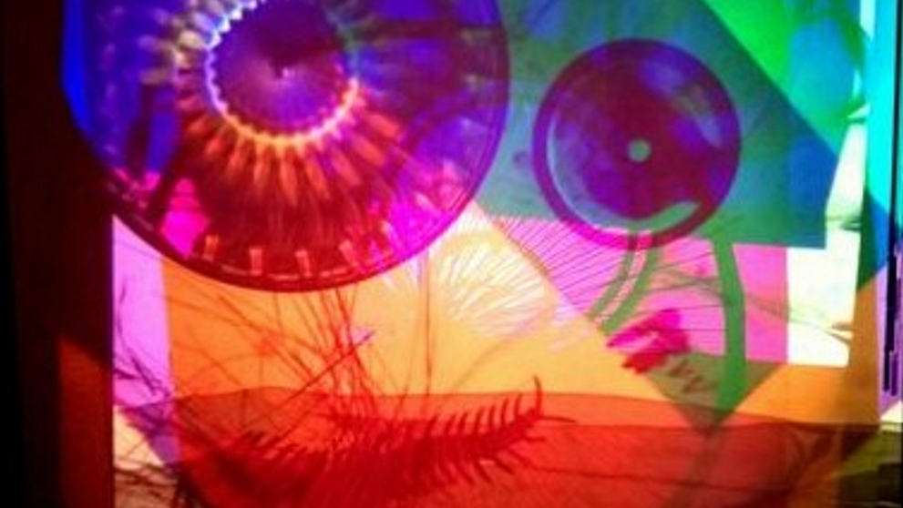 Eine Kombination von verschiedenen Gegenständen auf farbigem Transparentpapier, beleuchtet von einem Tageslichtprojektor. 