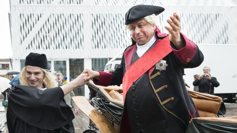 Two actors from the new theatre in Halle let us experience the visit of the Prussian King Friedrich Wilhelm I to August Hermann Francke in 1713 as part of a theatre tour. 