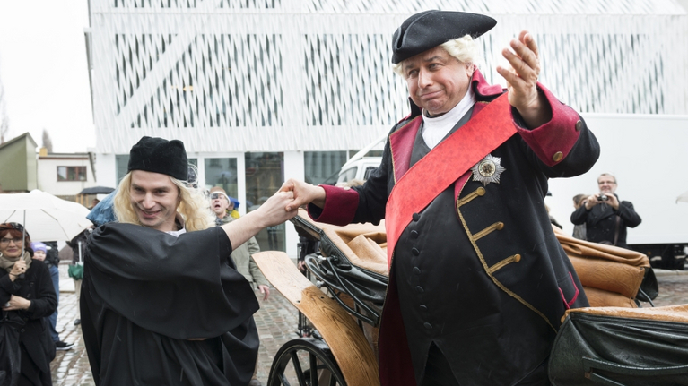 Two actors from the new theatre in Halle let us experience the visit of the Prussian King Friedrich Wilhelm I to August Hermann Francke in 1713 as part of a theatre tour. 