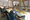 Menschen sitzen in einer Bibliothek am Tisch und arbeiten