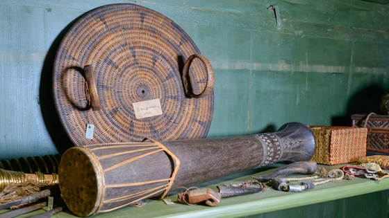 Blick in den Ausstellungsschrank der Borneosammlung in der Kunst- und Naturalienkammer, u.a. mit Objekten aus Holz und geflochtenen Objekten.