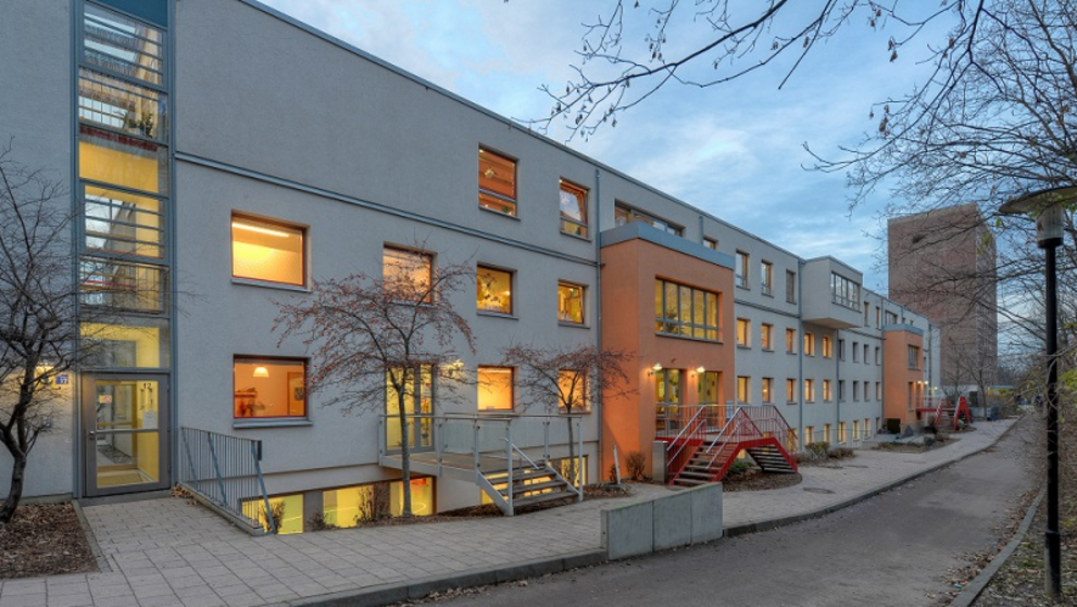 Außenansicht des Kindertageszentrums Voßstraße am Abend