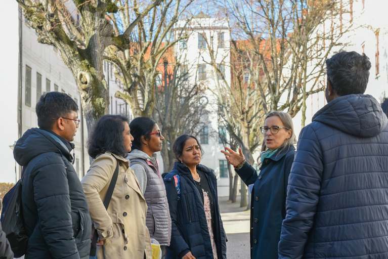 Eine Gruppe indischer Wissenschaftlerinnen steht im Lindenhof der Franckeschen Stiftungen während einer Führung.