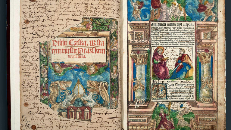 Bunte Doppelseite in einer alten tschechischen Bibel