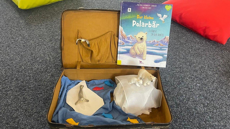 ein geöffneter Koffer mit Büchern zum Vorlesen