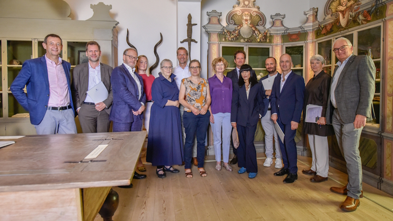 Gruppenfoto der Mitglieder der Alliance of Early Universal Museums in der Kunst- und Naturlaienkammer der Franckeschen Stiftungen.