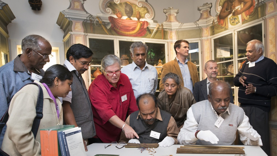 In der Kunst- und Naturalienkammer untersuchen Forscherinnen und Forscher aus Indien und Deutschland die Palmblatthandschriften aus den Beständen der Franckeschen Stiftungen.