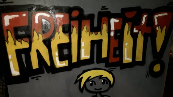 Auf eine Leinwand wurde in bunter Blockschrift das Wort »Freiheit« gesprüht.
