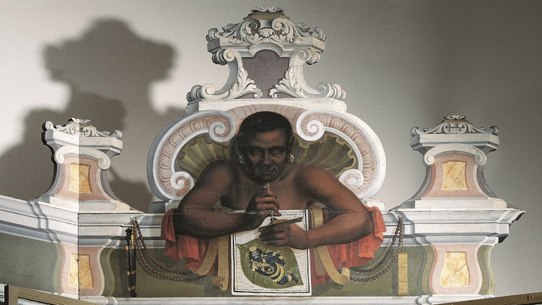 Der Indien-Schrank der Kunst- und Naturalienkammer zeigt einen indischen Gelehrten beim Verfassen von Palmblatthandschriften.