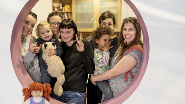 Foto: Gruppenfoto Familien mit kleinen Kindern auf der Familienetage