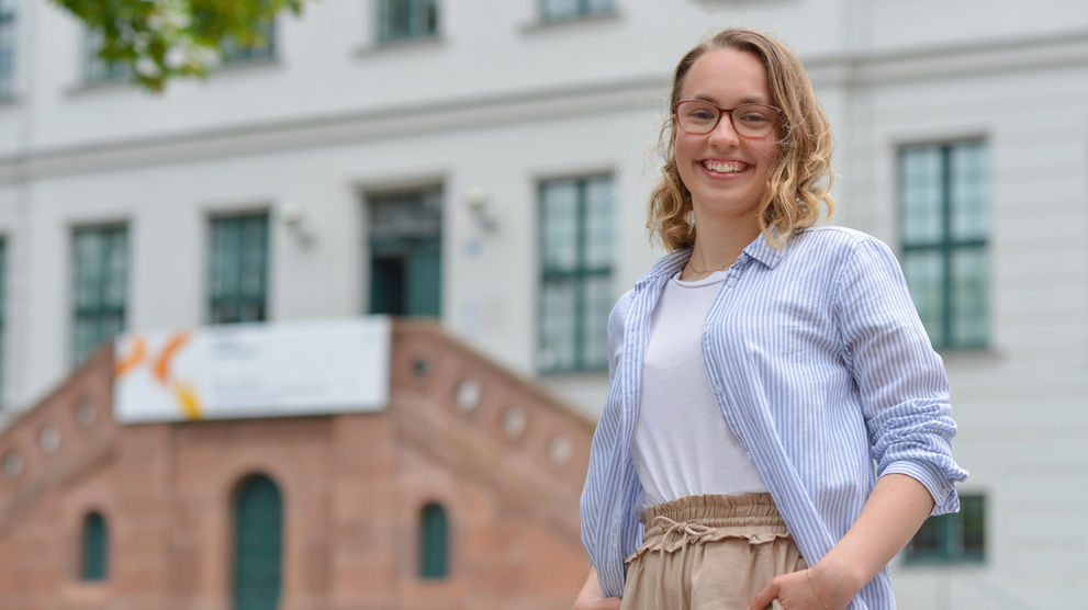 Porträt von Pauline Haschke, Juniorin des Freundeskreises, vor dem Historischen Waisenhaus