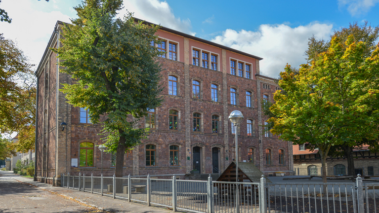 View of the primary school August Hermann Francke with the schoolyard