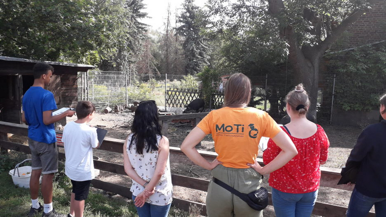 Jugendliche unterwegs mit Tierschützern
