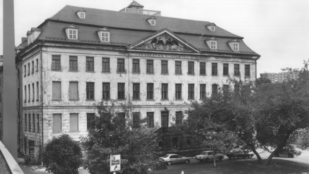 View of the facade of the Historic Orphanage, battered as a result of structural negligence. Some windows are nailed with wood because the panes are missing. 